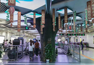 九芝堂長沙地鐵創意廣告，地鐵屏蔽門掛艾草給懂儀式感的您!