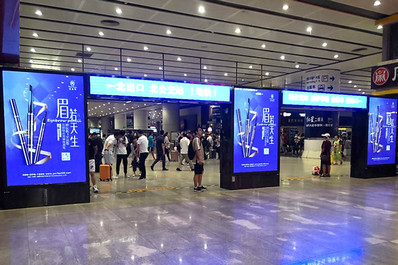 北京南站到達層到達口刷屏機廣告圖