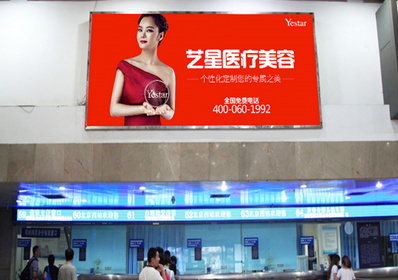 北京西站北售票廳燈箱&展板廣告實景圖 北京西站北售票廳燈箱&展板廣告實景圖