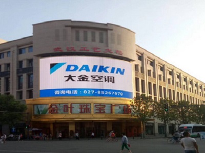 武漢江漢路工藝大樓墻體LED屏廣告