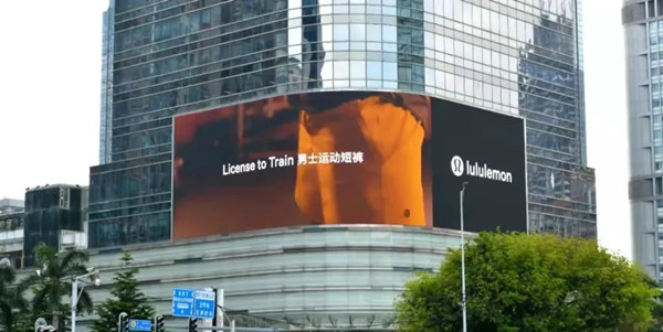 license to train男士運動短褲戶外LED廣告