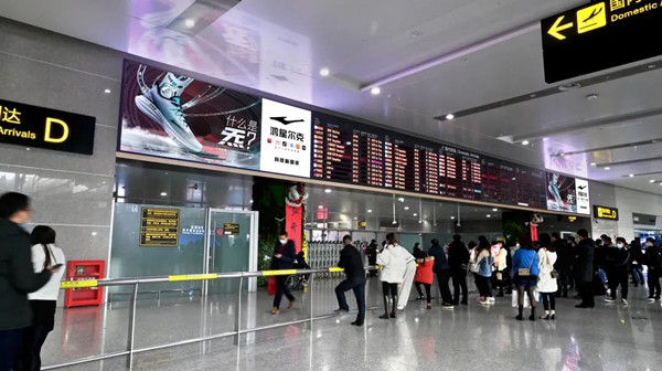 鴻星爾克重慶機場廣告
