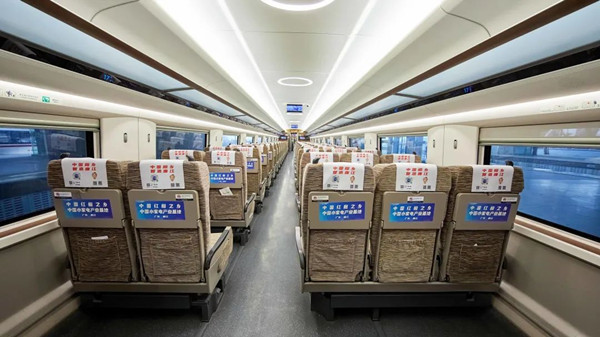 高鐵列車廣告