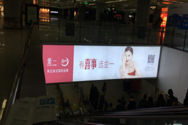 金一深圳北高鐵站梯眉燈箱廣告