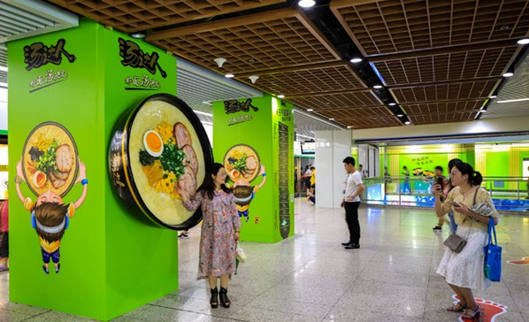 深圳地鐵異形包柱廣告