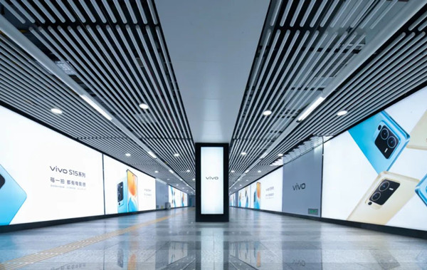 vivo S15手機地鐵廣告