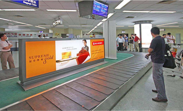 昱卓理財機場廣告