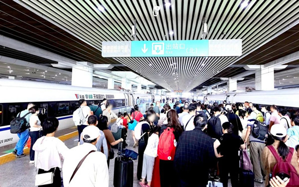 天能電池高鐵廣告