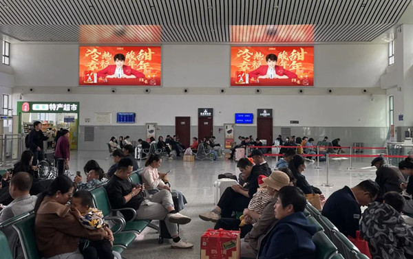 秦安站候車大廳燈箱廣告