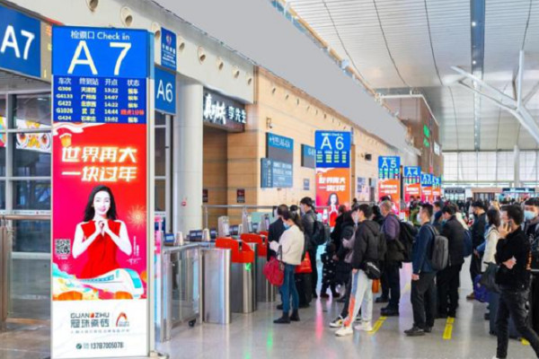 深圳北高鐵站刷屏機廣告